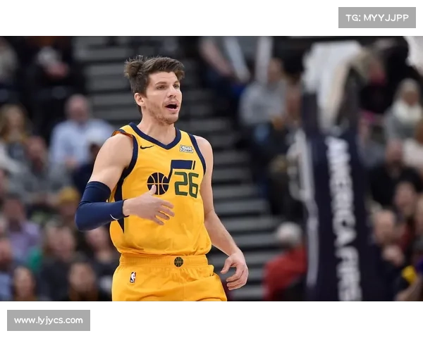 波兰门将科沃尔斯卡热身赛飞扑救球撞倒广告板遭遇意外受伤